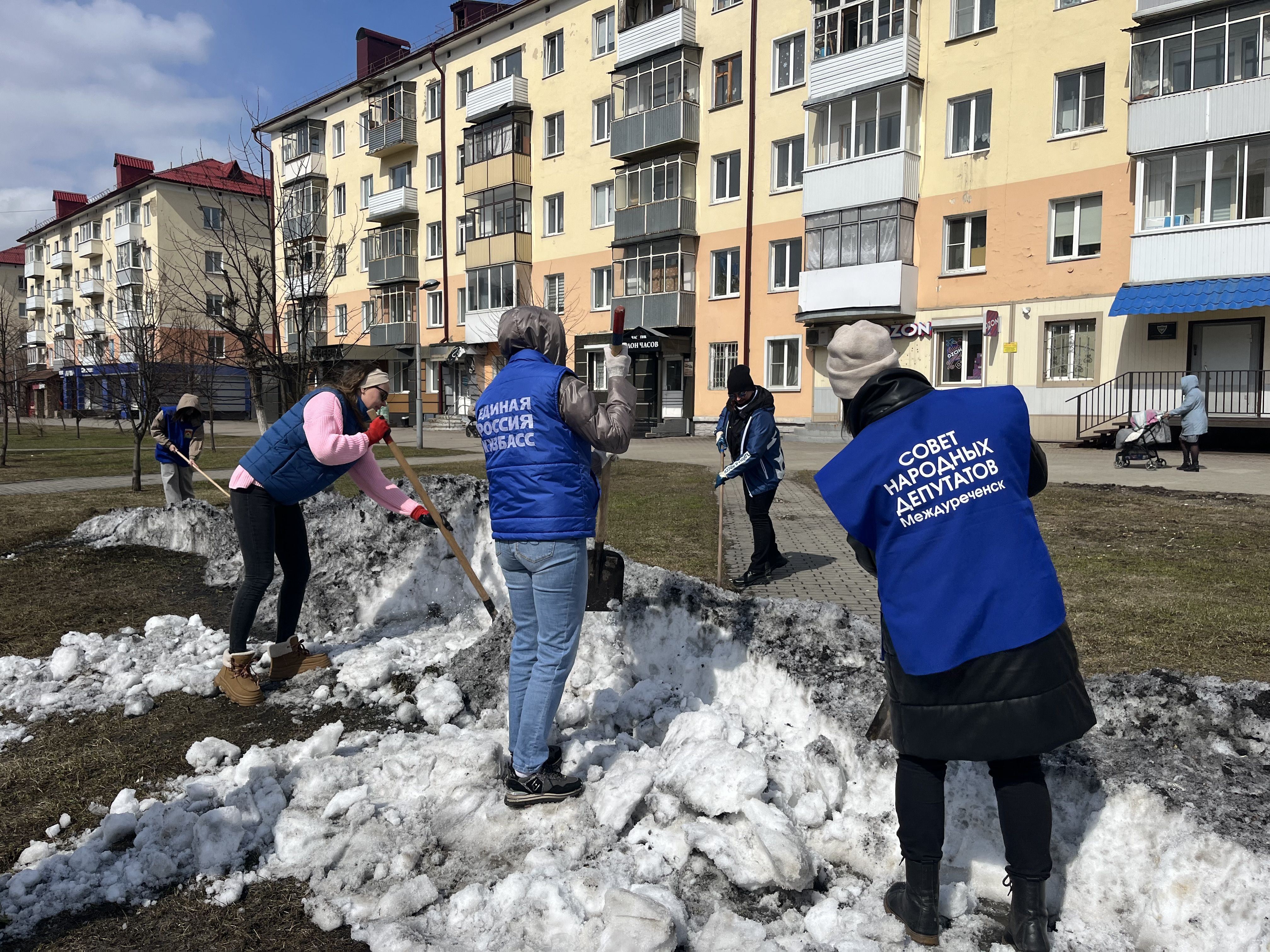 На проспекте Коммунистическом вновь кипела работа